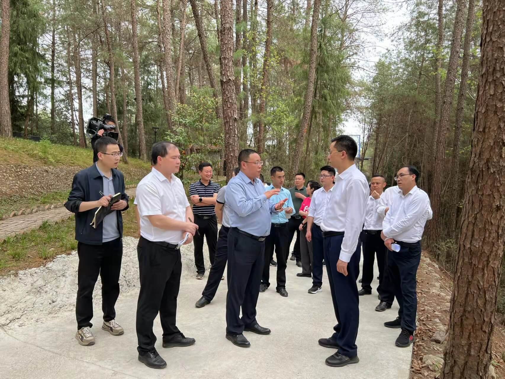 通江縣縣委書記李玉甫帶領發改、財政、經信等部門負責人等一行來公司調研