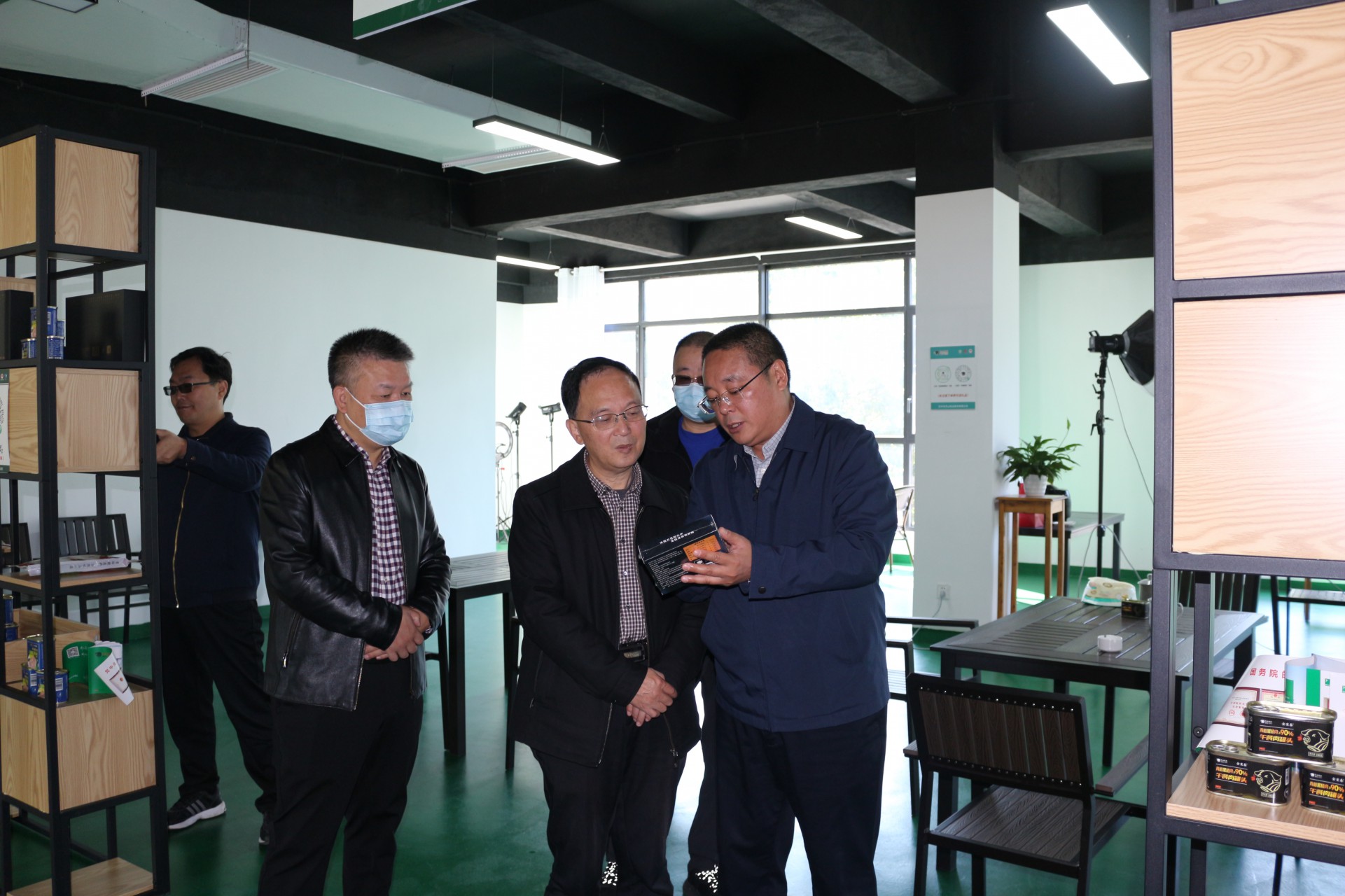 巴中市人大常委會(huì)黨組副書記、副主任袁聞聰一行蒞臨巴山牧業(yè)考察并調(diào)研